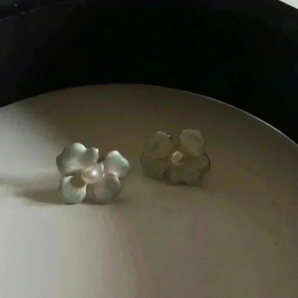 Four-Petal Gradient Flower With Pearls Earrings - Picture 6 of 9